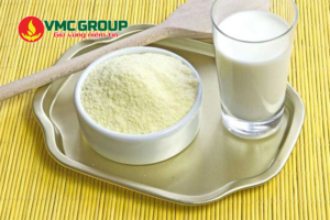 Bột sữa gầy có dạng bột mịn màu trắng kem