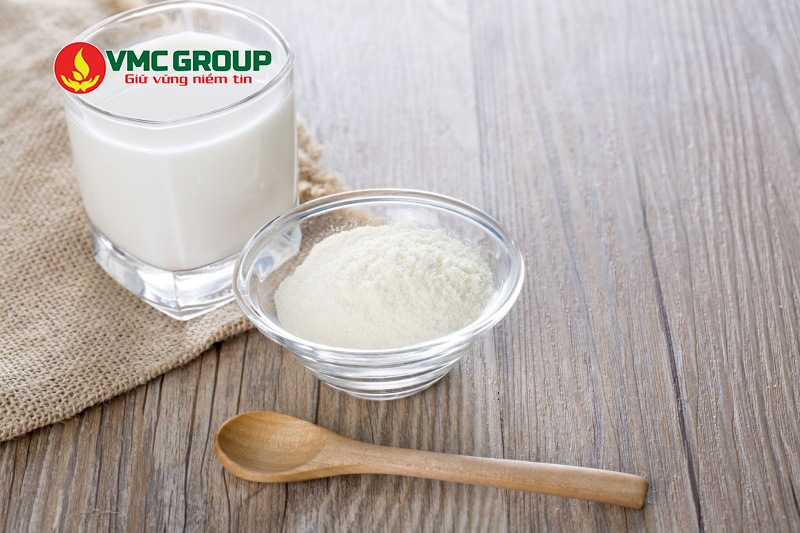 Bột sữa có dạng bột mịn màu trắng ngà